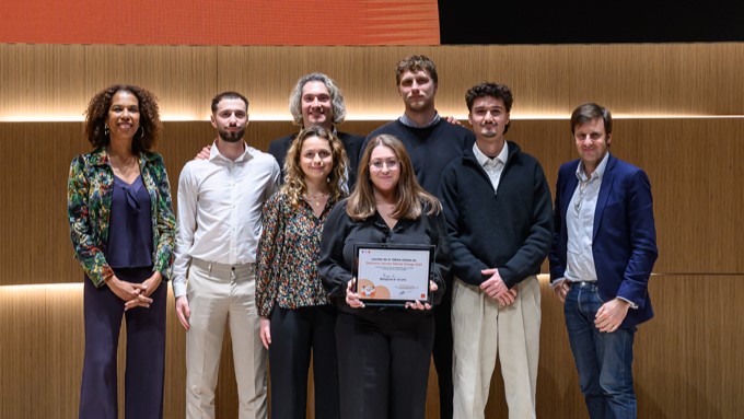 Photo de l'équipe RiseAI avec leur diplôme accompagnée d'Elizabeth Tchoungui et d'Alexis Trichet