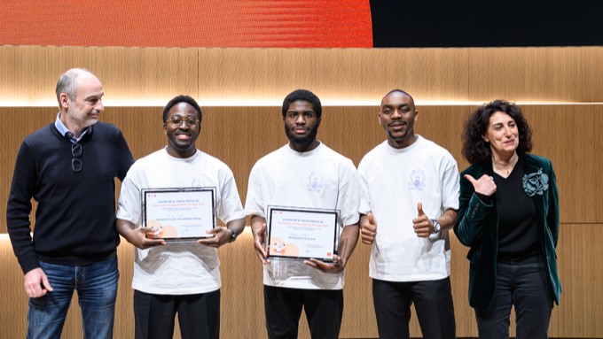 Photo de l'équipe Edu TSAI avec leur diplôme accompagnée de Joachim Fléchaire et de Cathy Excoffier