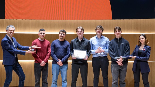 Photo de l'équipe Eder AI avec leur diplôme accompagnée de Mick Levy et d'Alina Holcroft